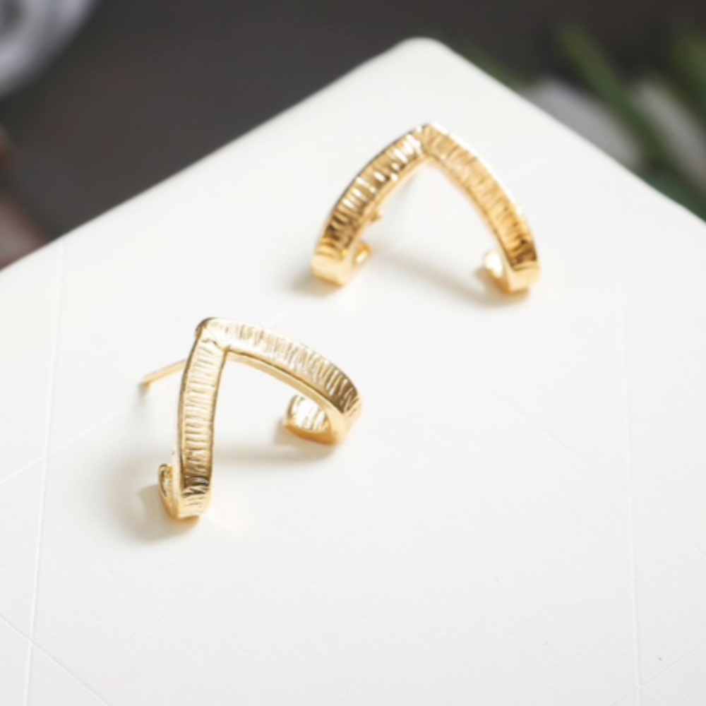 'Hug' Minimalist Triangle Bar Ear Jacket Earrings - Picture 8 of 10